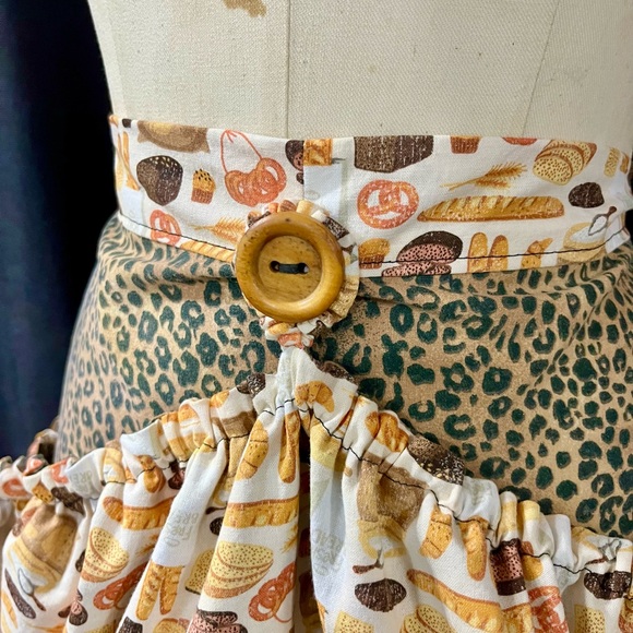 Retro Vintage 1940’s-Inspired Leopard & Bread Print Garden Harvest Apron - Picture 4 of 7